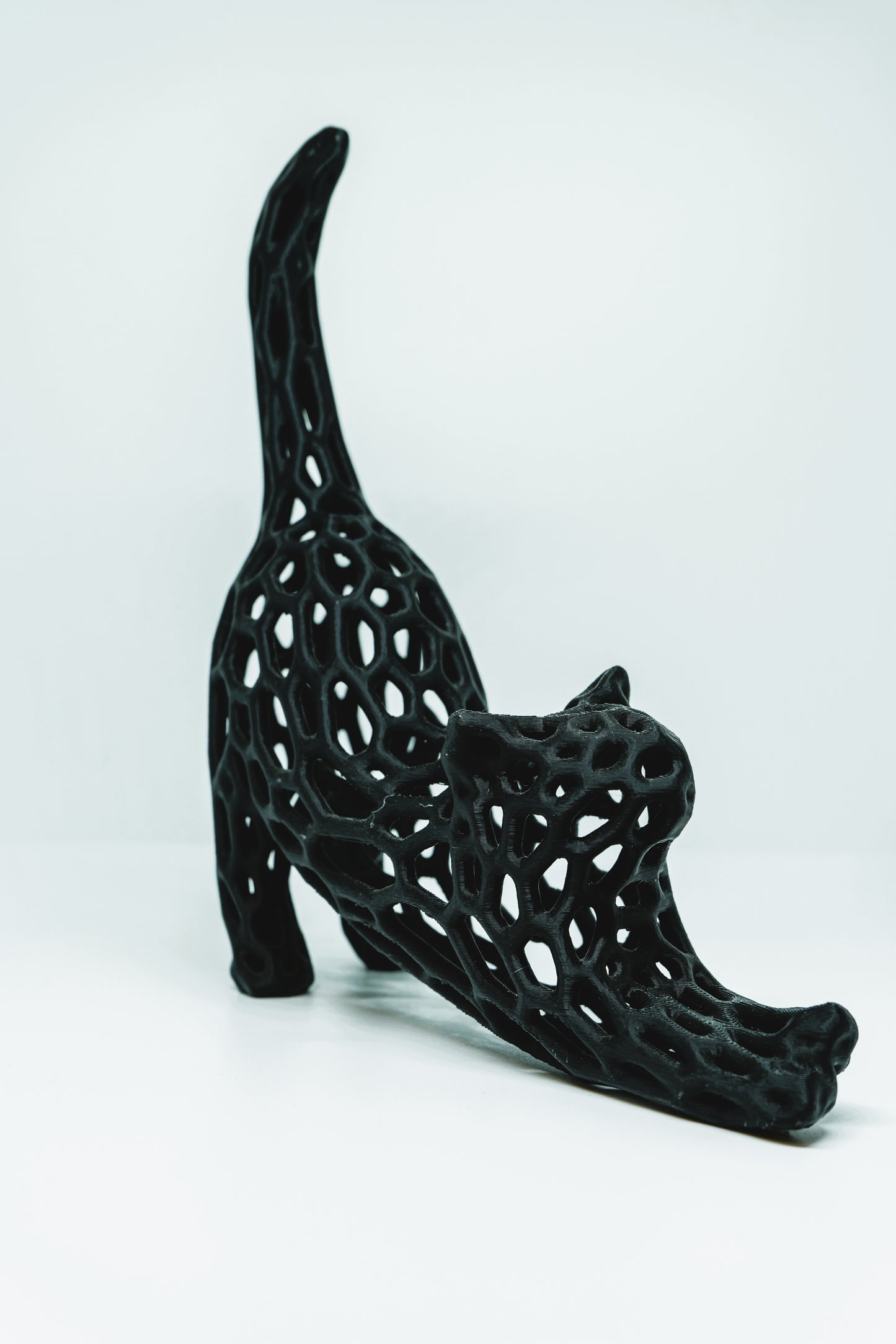 Escultura de gato minimalista