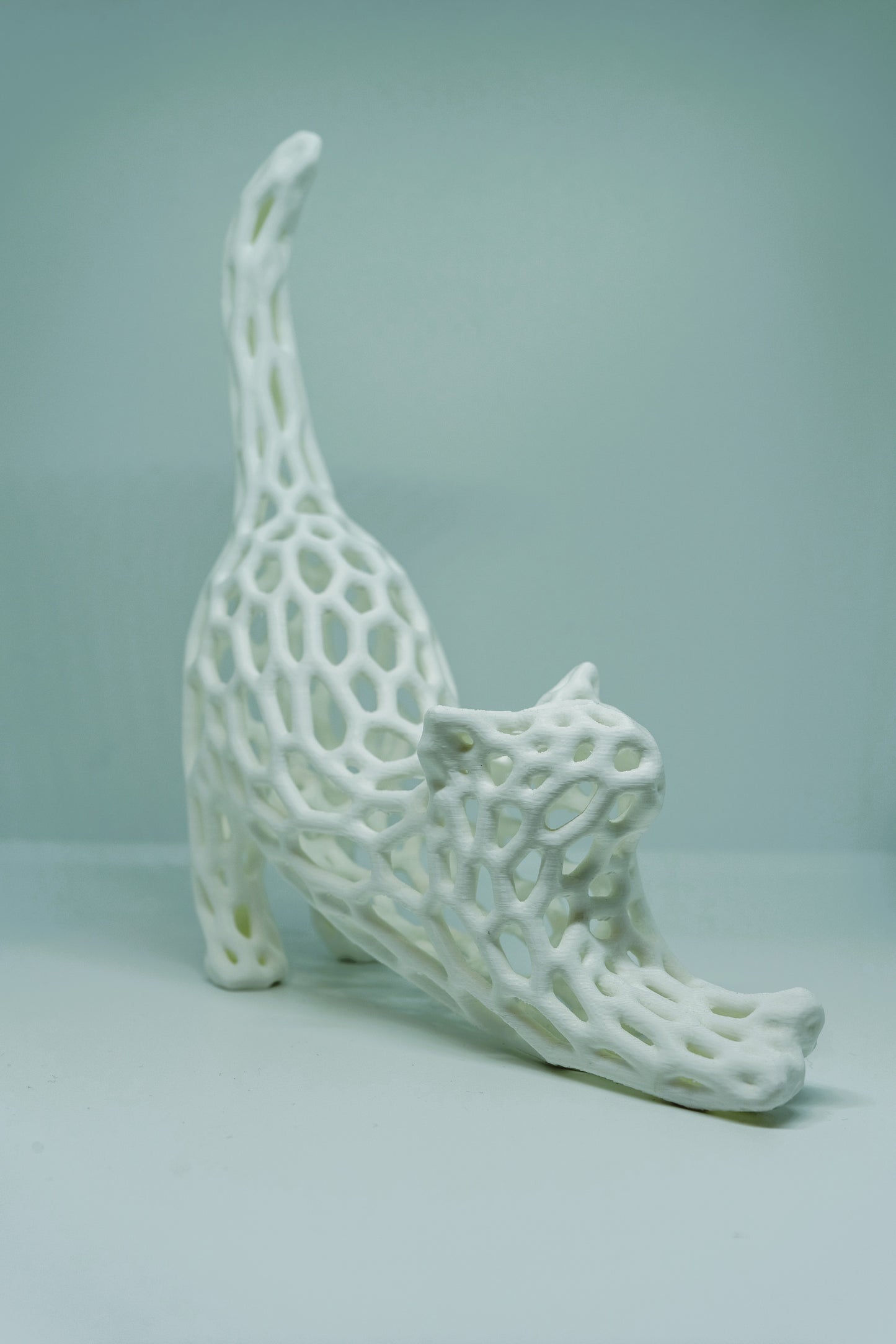 Escultura de gato minimalista