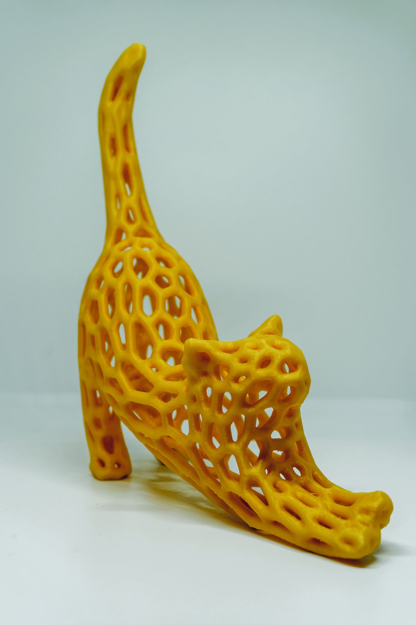 Escultura de gato minimalista